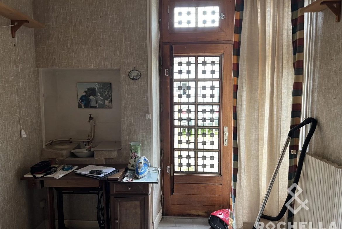 Maison de bourg à rénover à Lozay avec dépendance et potentiel d'agrandissement 