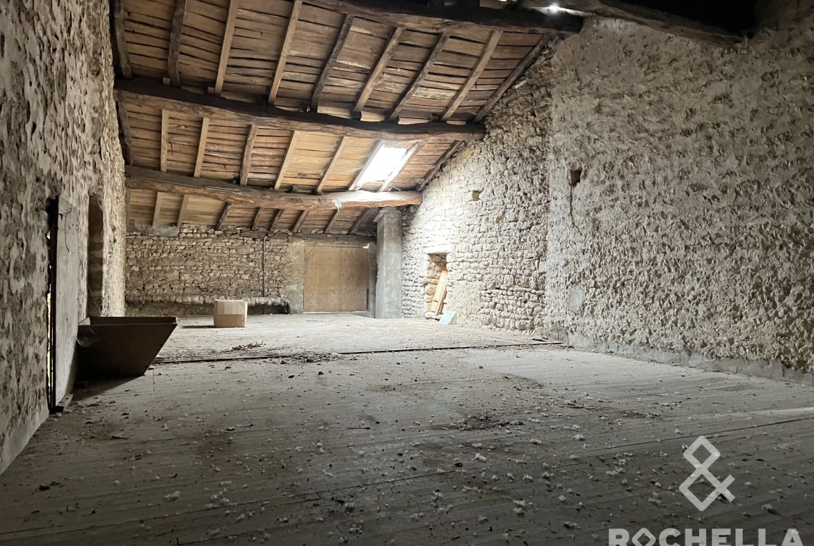 Maison de bourg à rénover à Lozay avec dépendance et potentiel d'agrandissement 