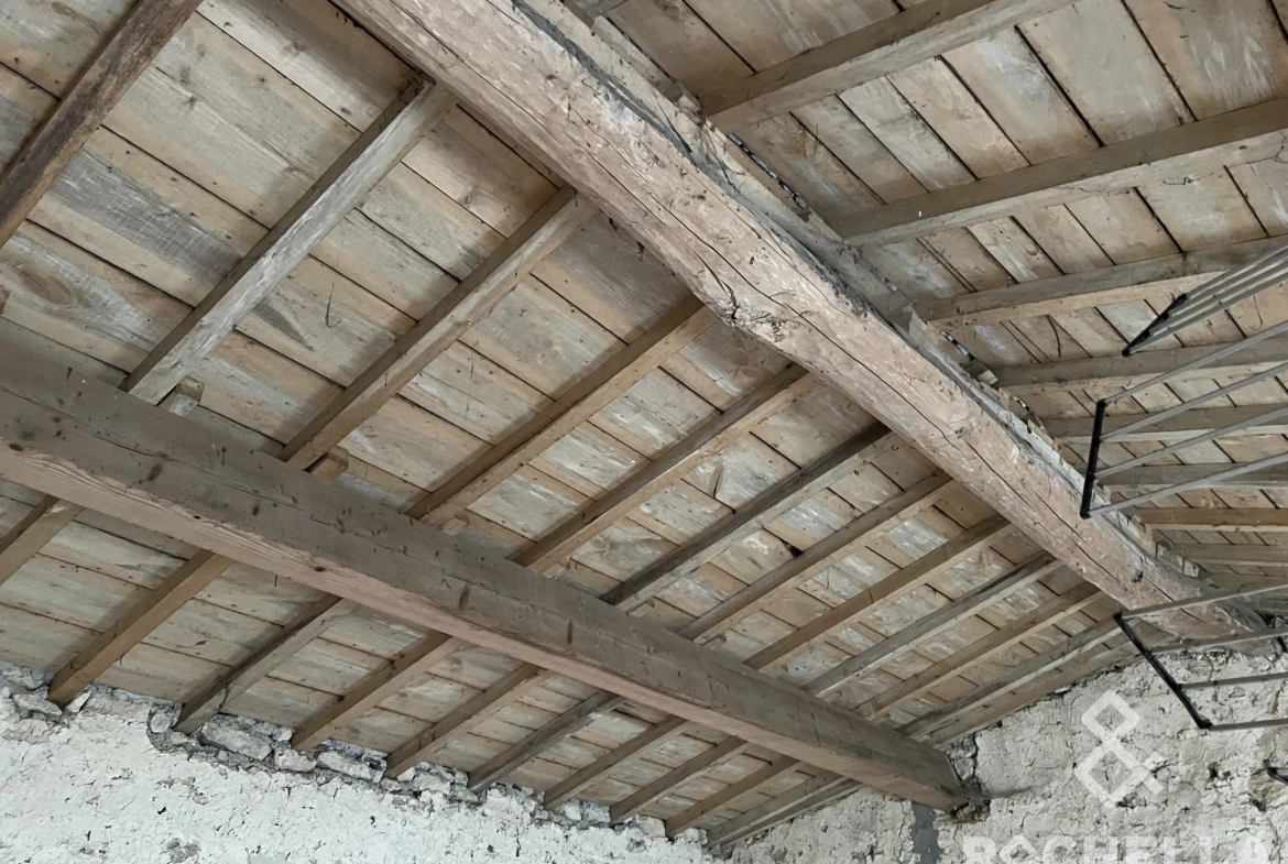 Maison de bourg à rénover à Lozay avec dépendance et potentiel d'agrandissement 