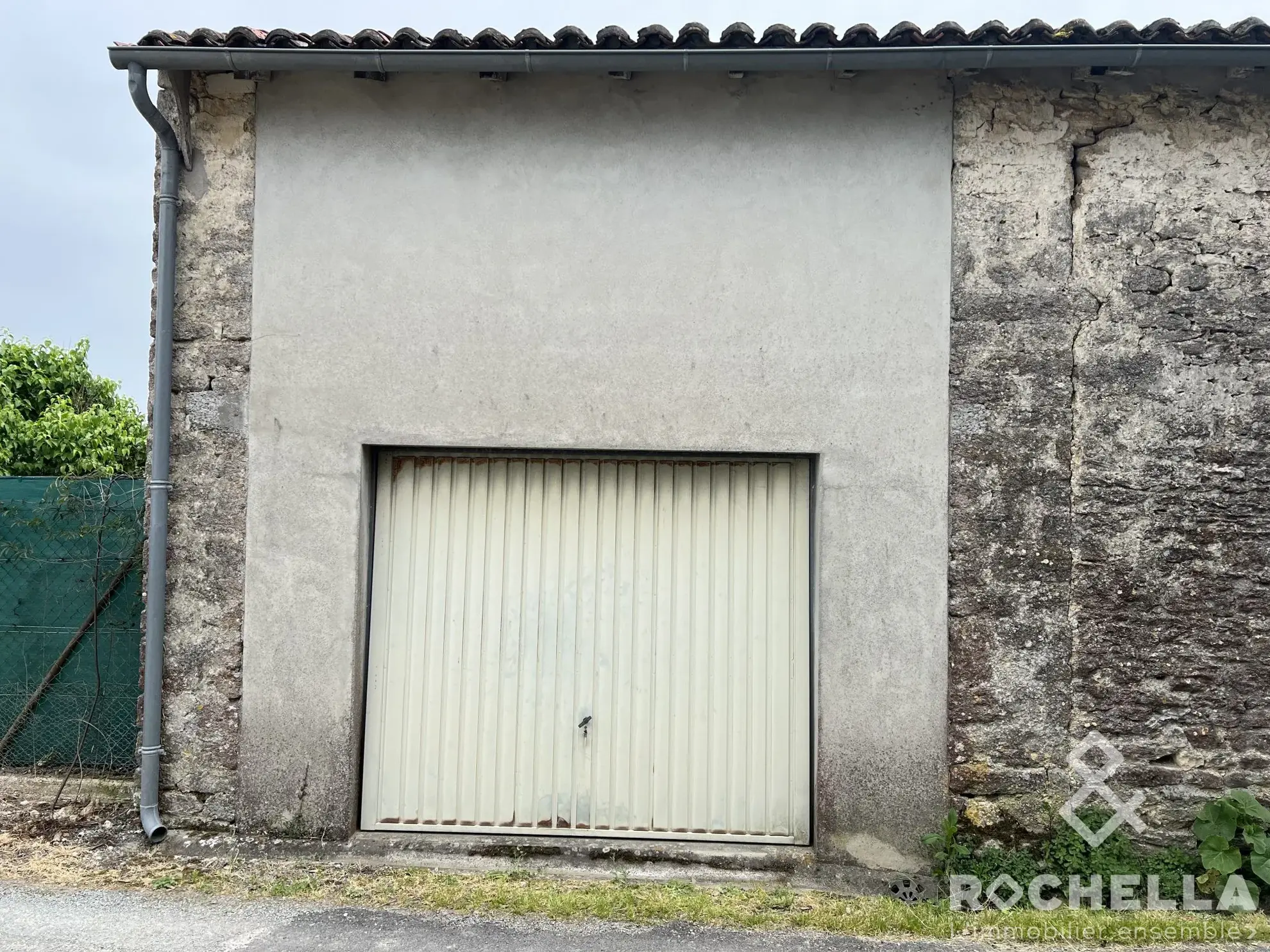 Maison de bourg à rénover à Lozay avec dépendance et potentiel d'agrandissement 