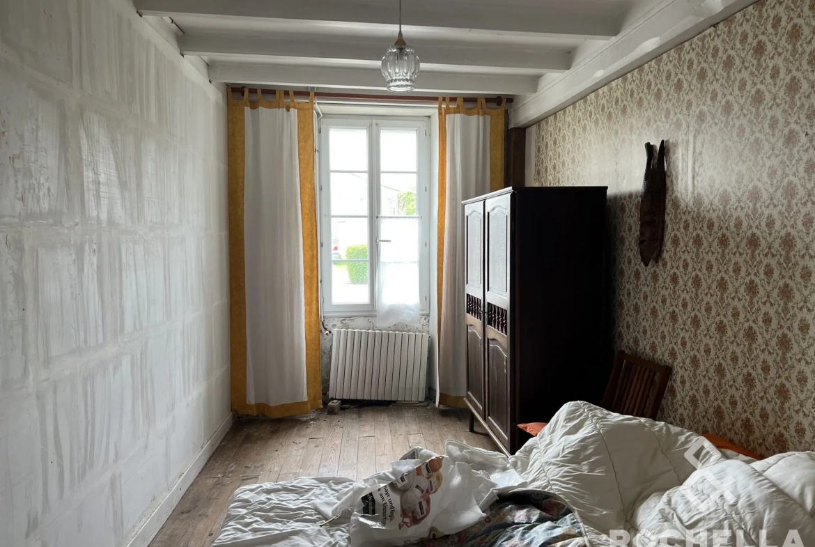Maison de bourg à rénover à Lozay avec dépendance et potentiel d'agrandissement 