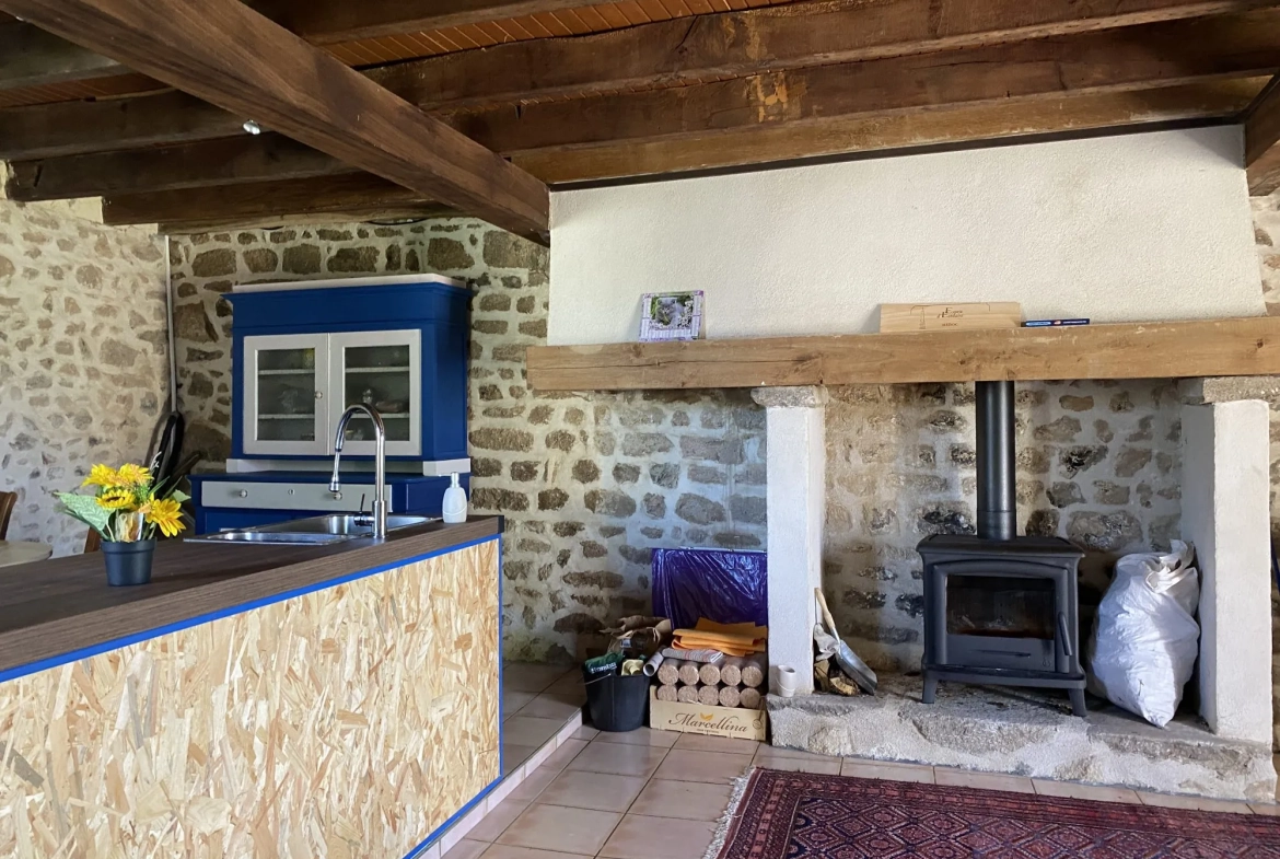 Maison en pierre rénovée avec jardin et terrasse sud à Saint-Julien-le-Petit 