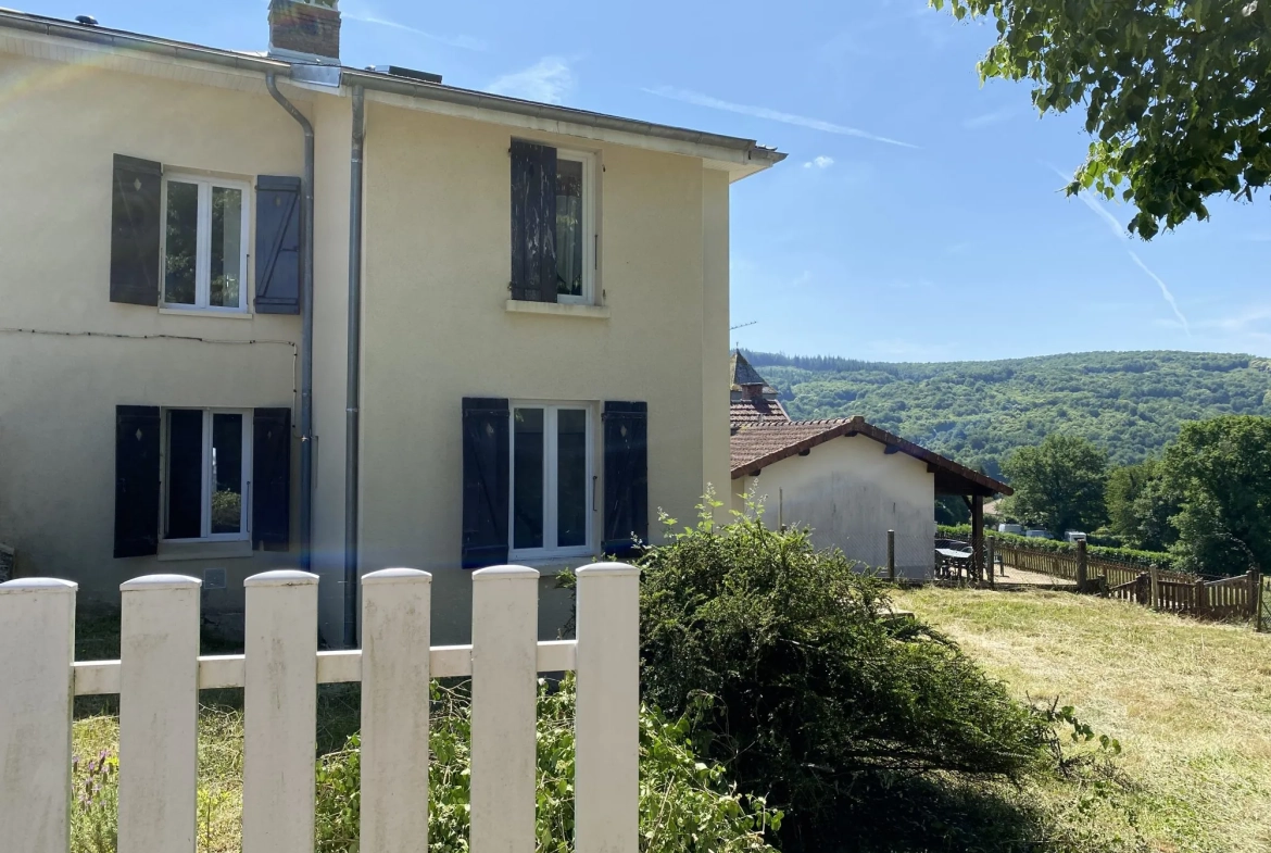Maison en pierre rénovée avec jardin et terrasse sud à Saint-Julien-le-Petit 