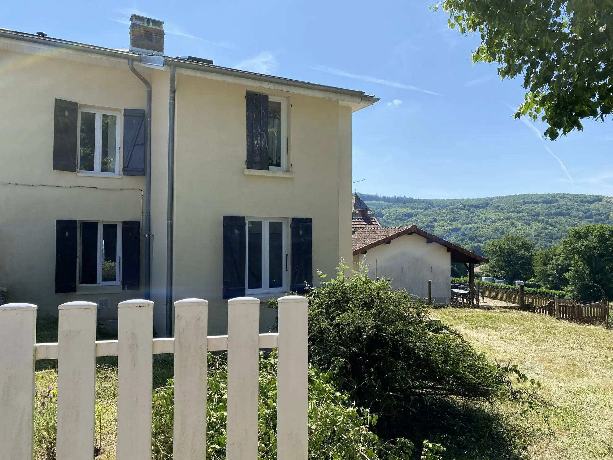 Maison en pierre rénovée avec jardin et terrasse sud à Saint-Julien-le-Petit 