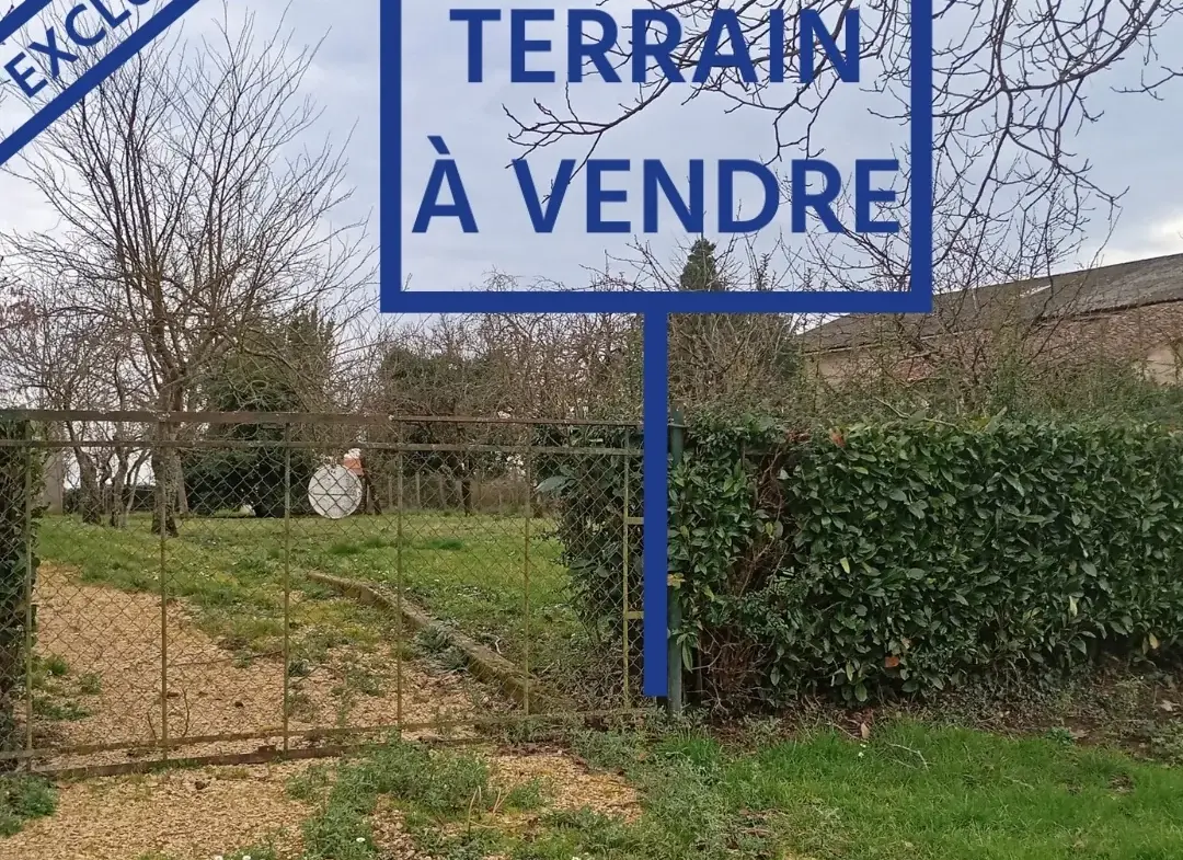 Terrain constructible de 1170 m² à Joussé avec cabane et arbres fruitiers 
