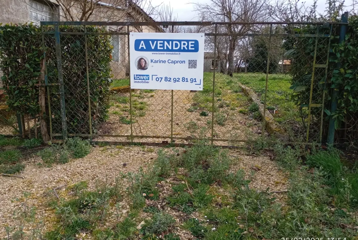 Terrain constructible de 1170 m² à Joussé avec cabane et arbres fruitiers 