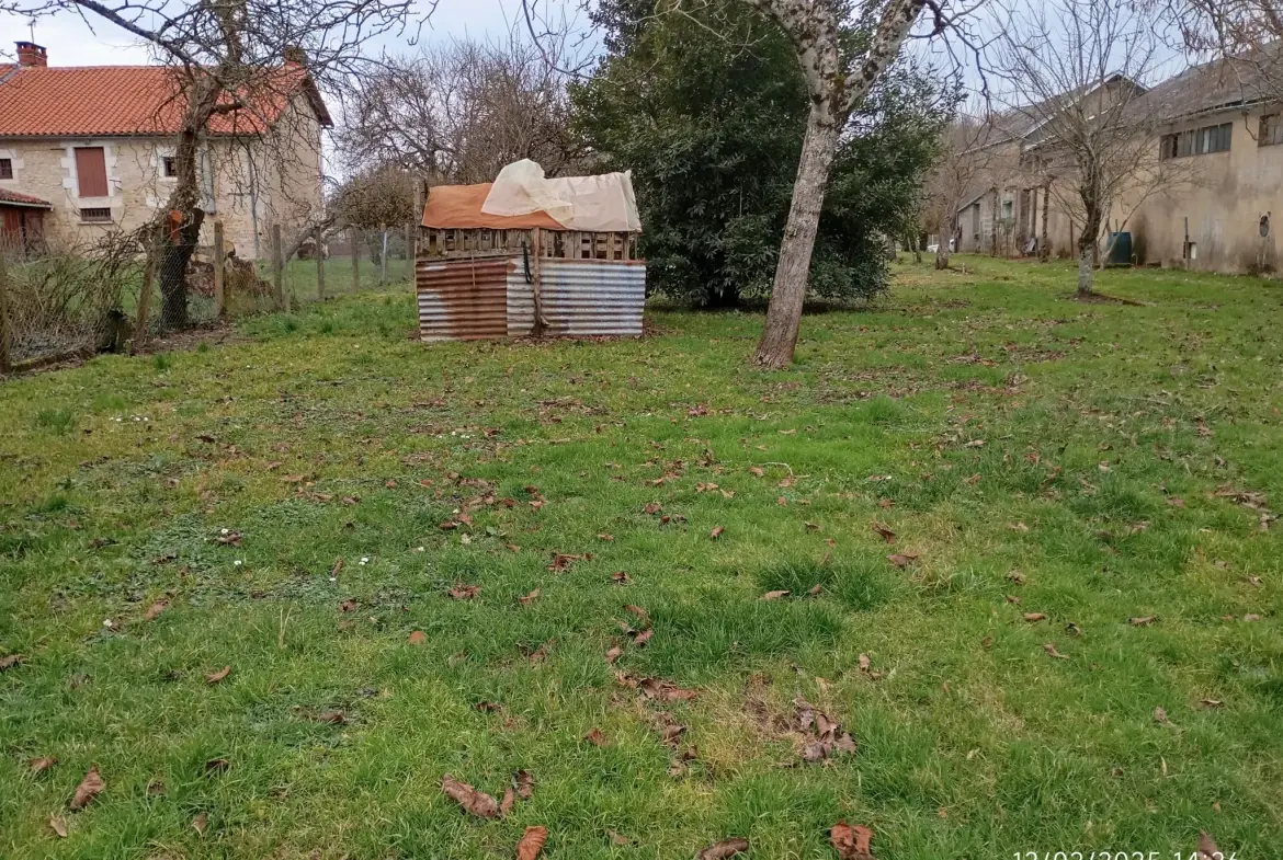 Terrain constructible de 1170 m² à Joussé avec cabane et arbres fruitiers 