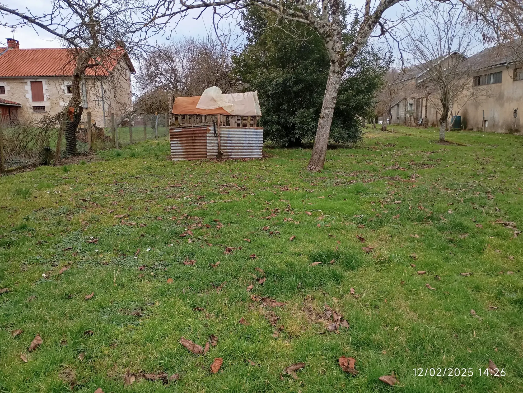 Terrain constructible de 1170 m² à Joussé avec cabane et arbres fruitiers 