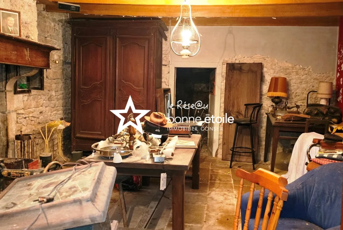 Maison en pierre à rénover à Noidant-le-Rocheux proche de Langres avec dépendances 