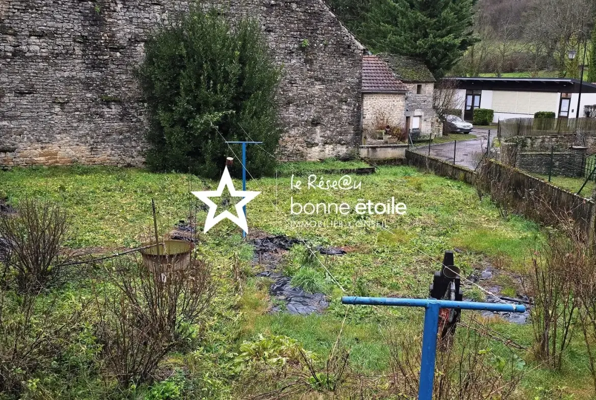 Maison en pierre à rénover à Noidant-le-Rocheux proche de Langres avec dépendances 