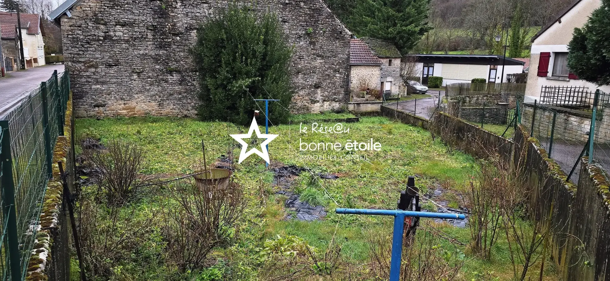 Maison en pierre à rénover à Noidant-le-Rocheux proche de Langres avec dépendances 