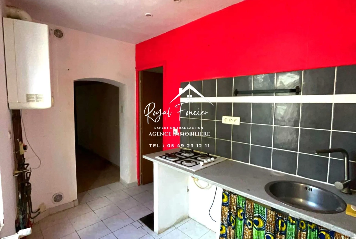 Cuisine Maison de campagne authentique à Descartes avec jardin et potentiel de rénovation 