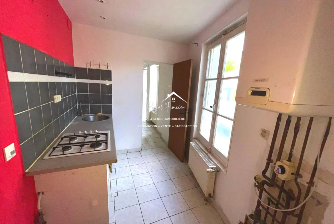 Maison de campagne authentique à Descartes avec jardin et potentiel de rénovation 