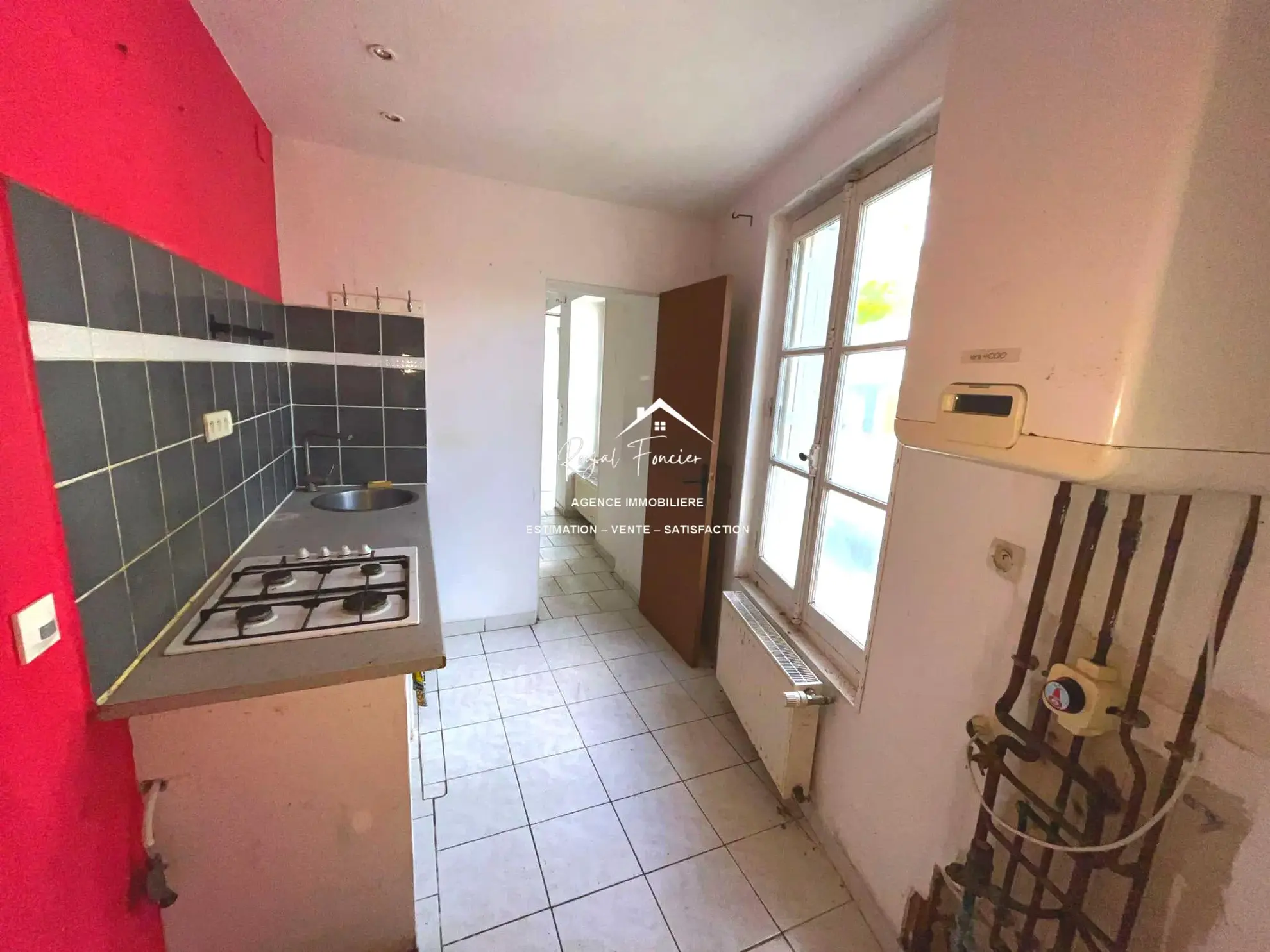 Maison de campagne authentique à Descartes avec jardin et potentiel de rénovation 