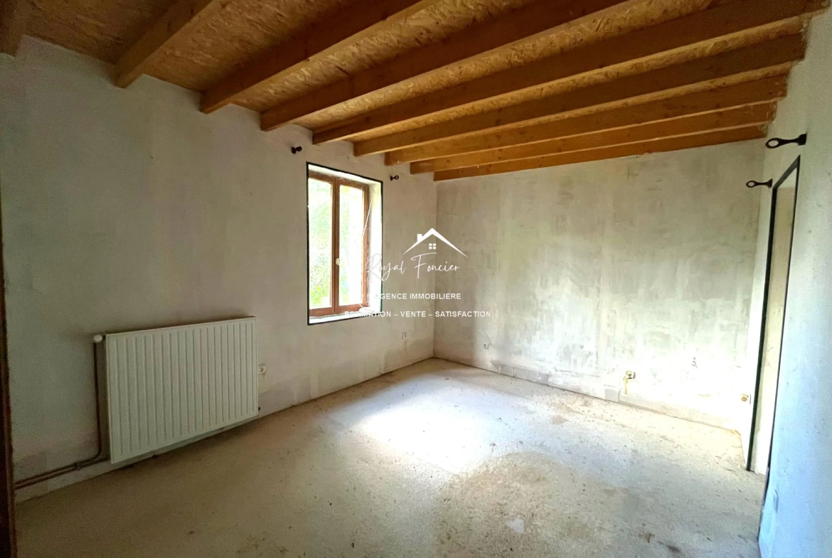 Chambre RDC Maison de campagne authentique à Descartes avec jardin et potentiel de rénovation 