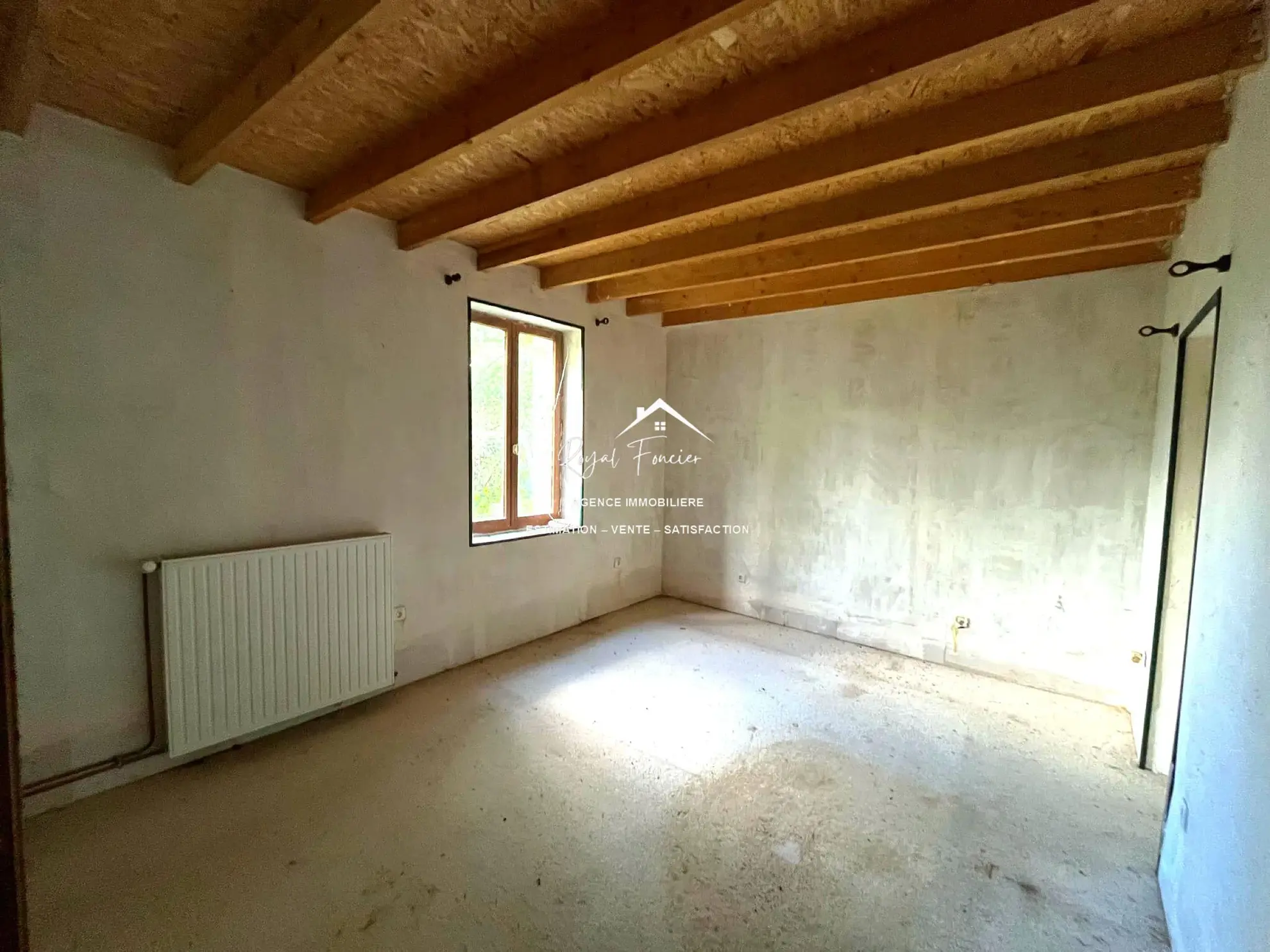 Chambre RDC Maison de campagne authentique à Descartes avec jardin et potentiel de rénovation 