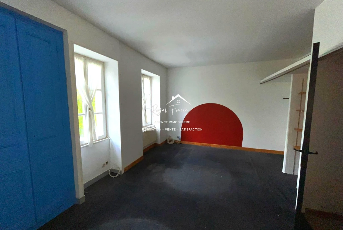 Chambre 1er étage Maison de campagne authentique à Descartes avec jardin et potentiel de rénovation 