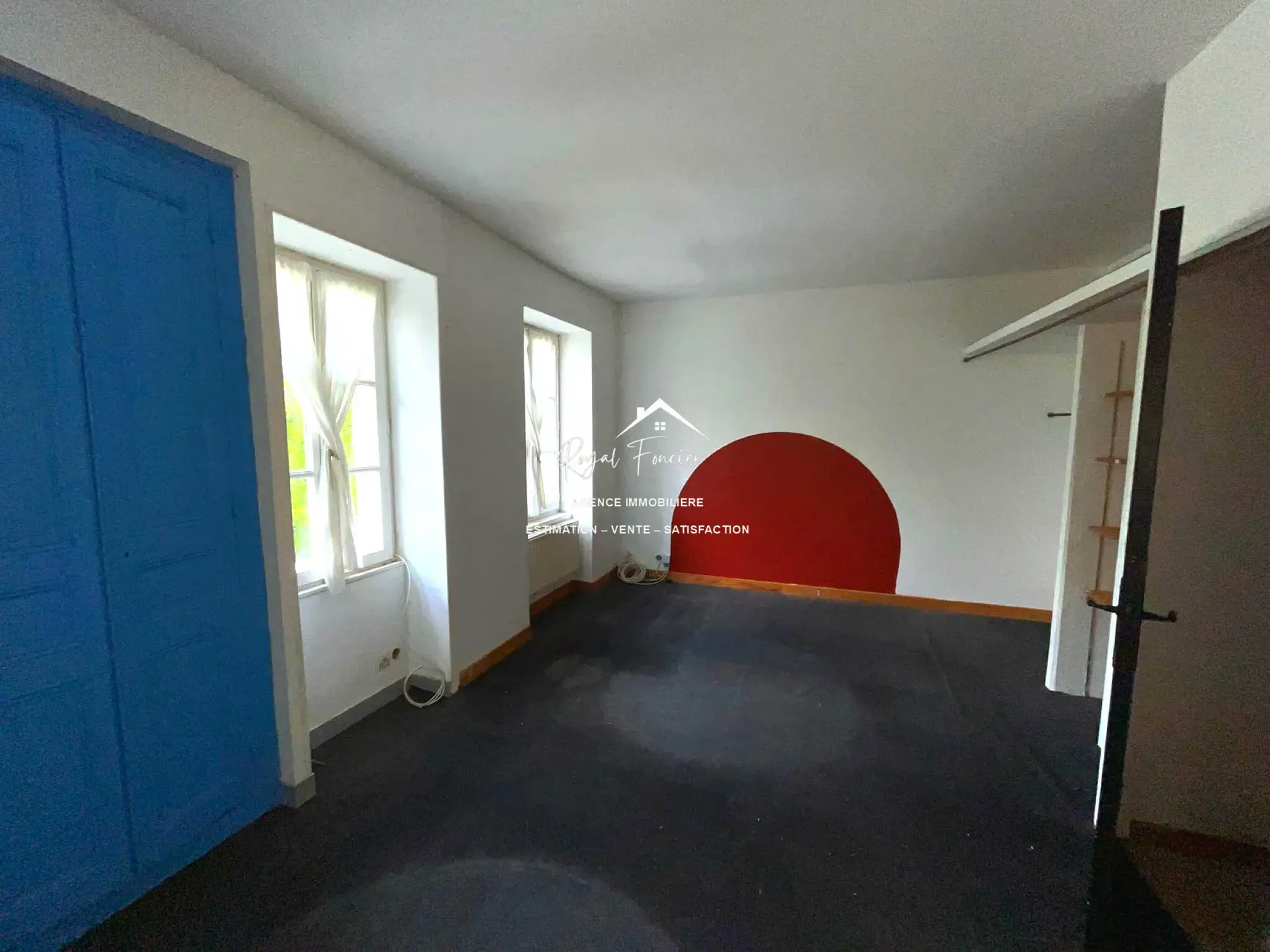 Chambre 1er étage Maison de campagne authentique à Descartes avec jardin et potentiel de rénovation 