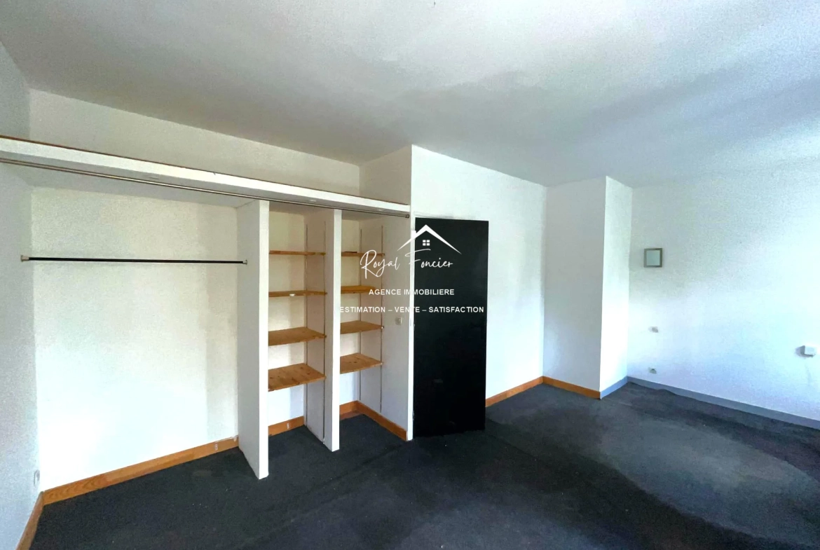 Chambre 1er étage Maison de campagne authentique à Descartes avec jardin et potentiel de rénovation 
