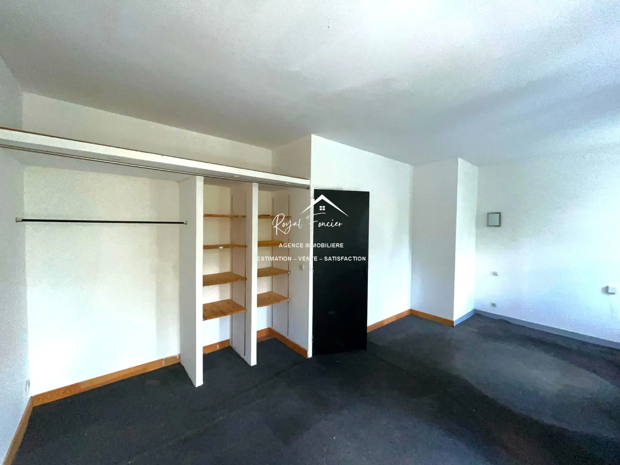 Chambre 1er étage Maison de campagne authentique à Descartes avec jardin et potentiel de rénovation 