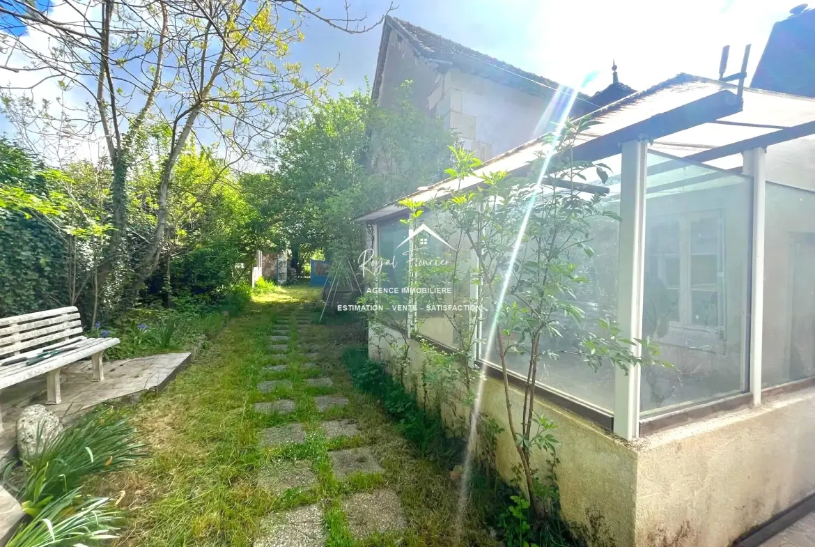 Maison de campagne authentique à Descartes avec jardin et potentiel de rénovation 