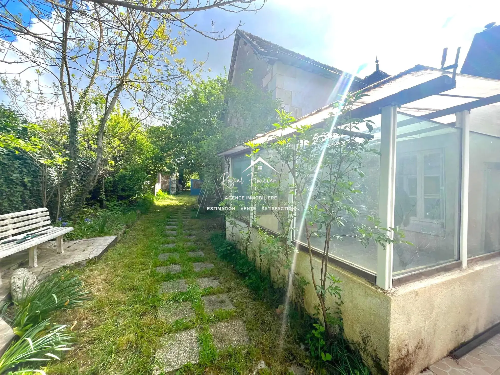 Maison de campagne authentique à Descartes avec jardin et potentiel de rénovation 