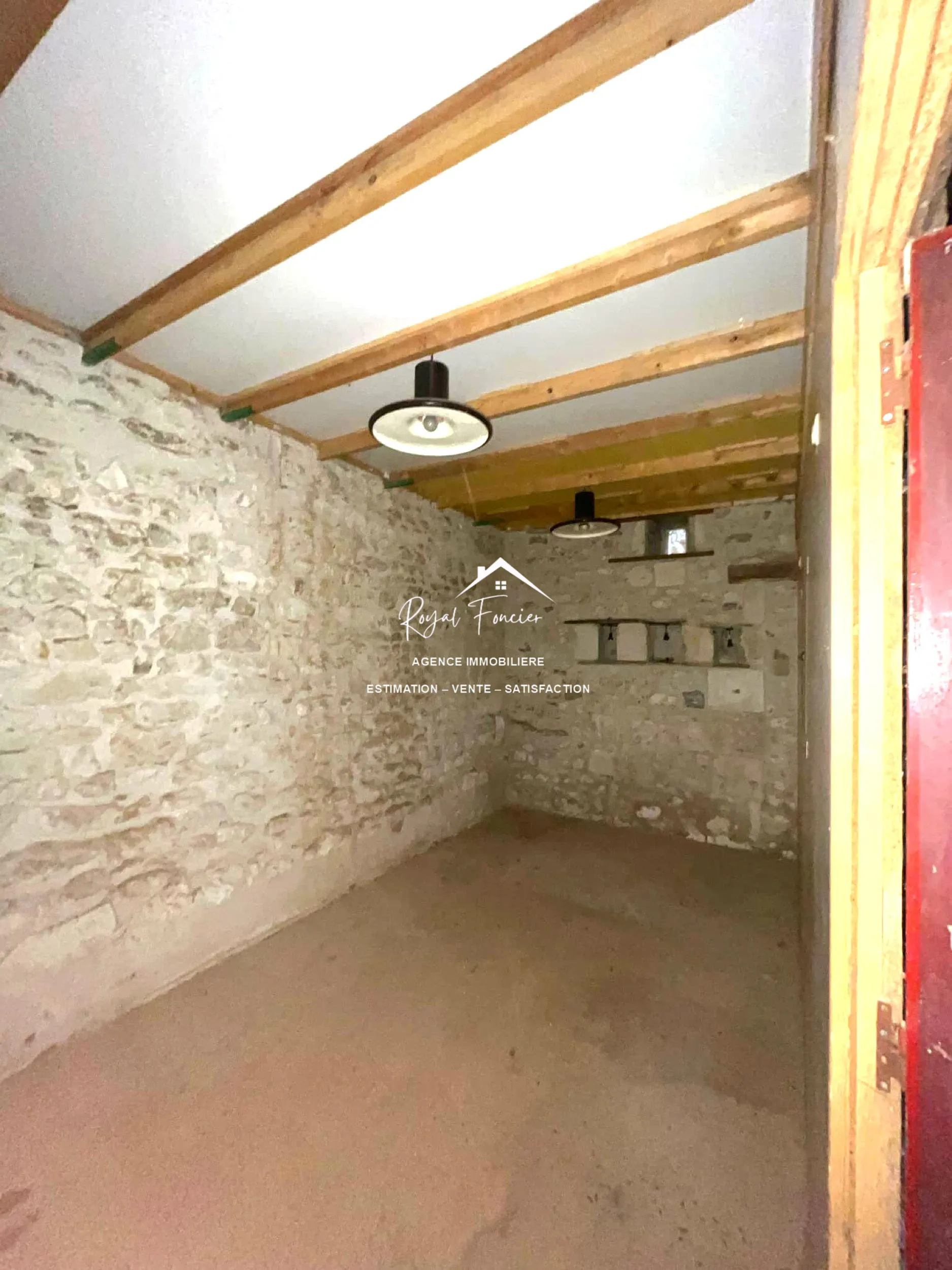 1re Grange Maison de campagne authentique à Descartes avec jardin et potentiel de rénovation 