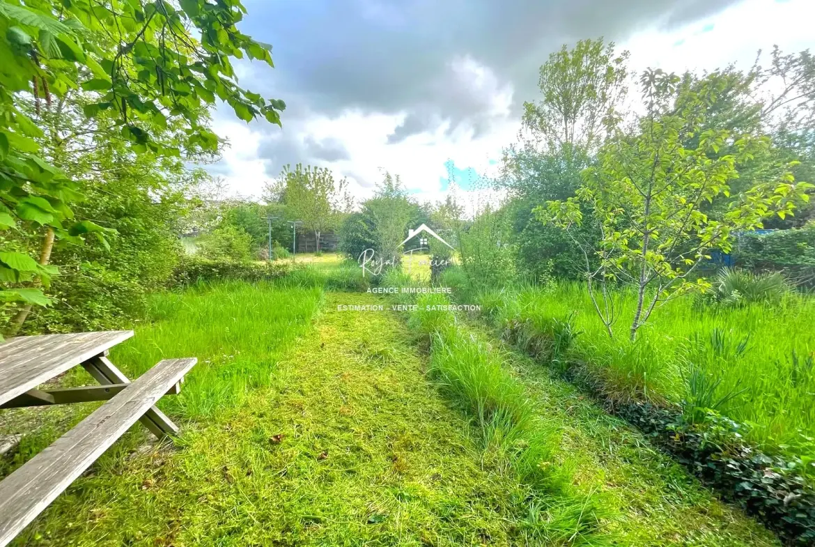 Jardin Maison de campagne authentique à Descartes avec jardin et potentiel de rénovation 