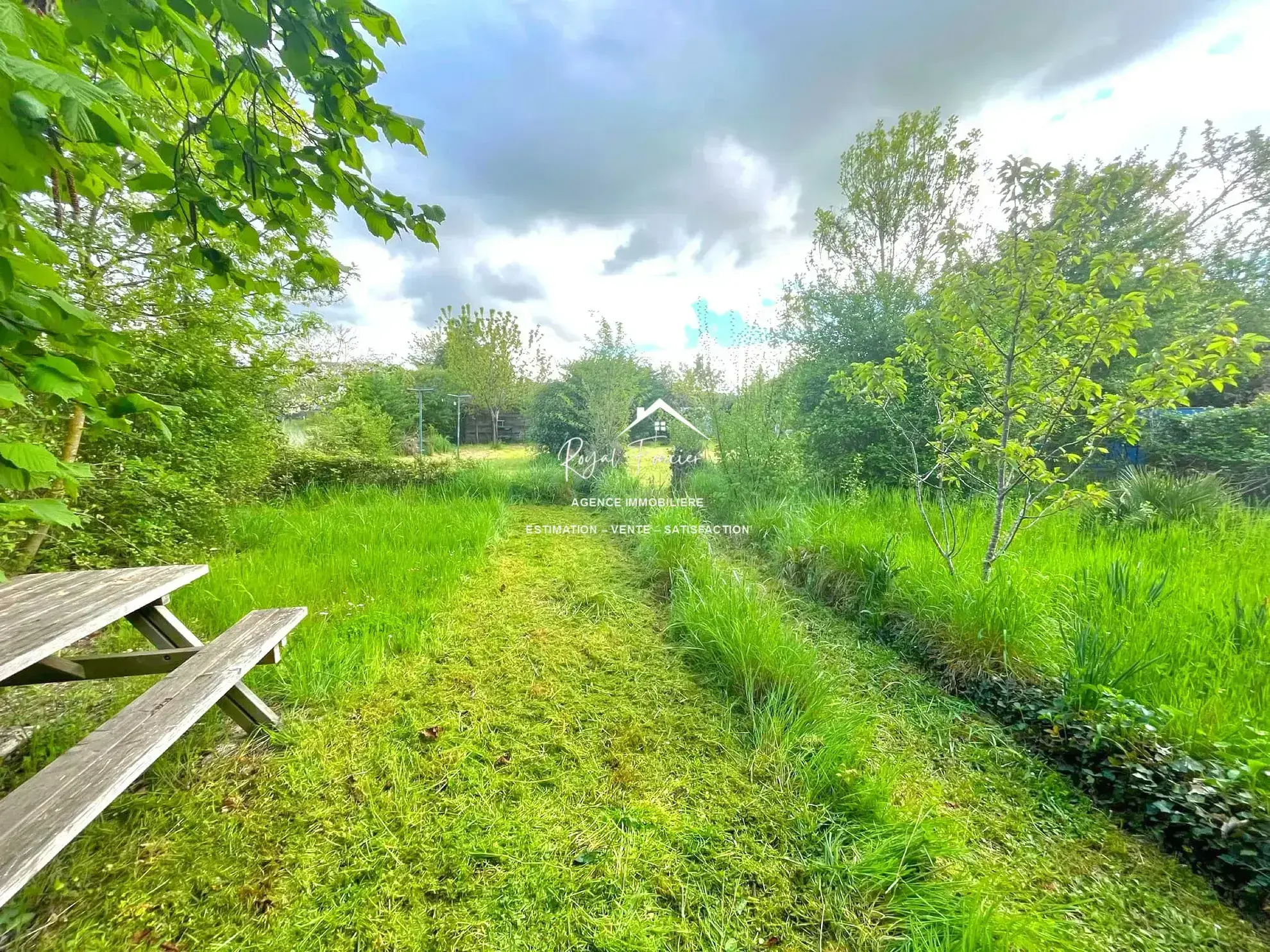 Jardin Maison de campagne authentique à Descartes avec jardin et potentiel de rénovation 