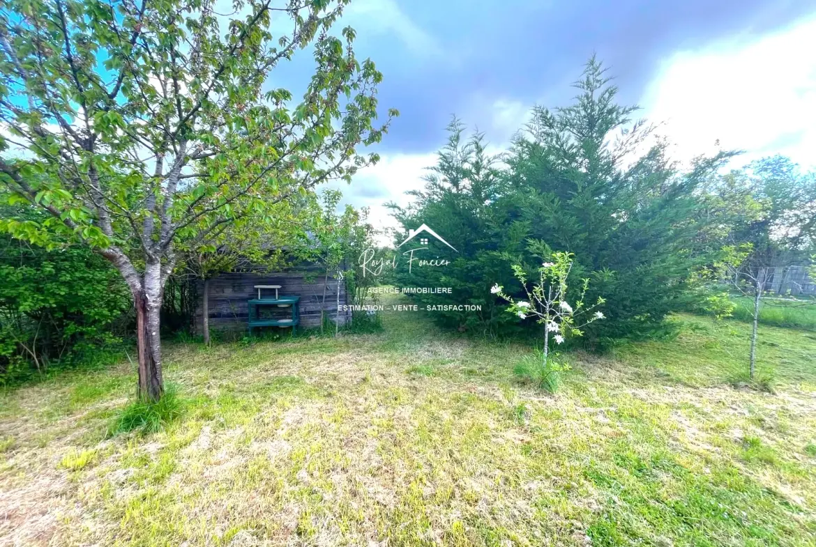 Jardin Maison de campagne authentique à Descartes avec jardin et potentiel de rénovation 