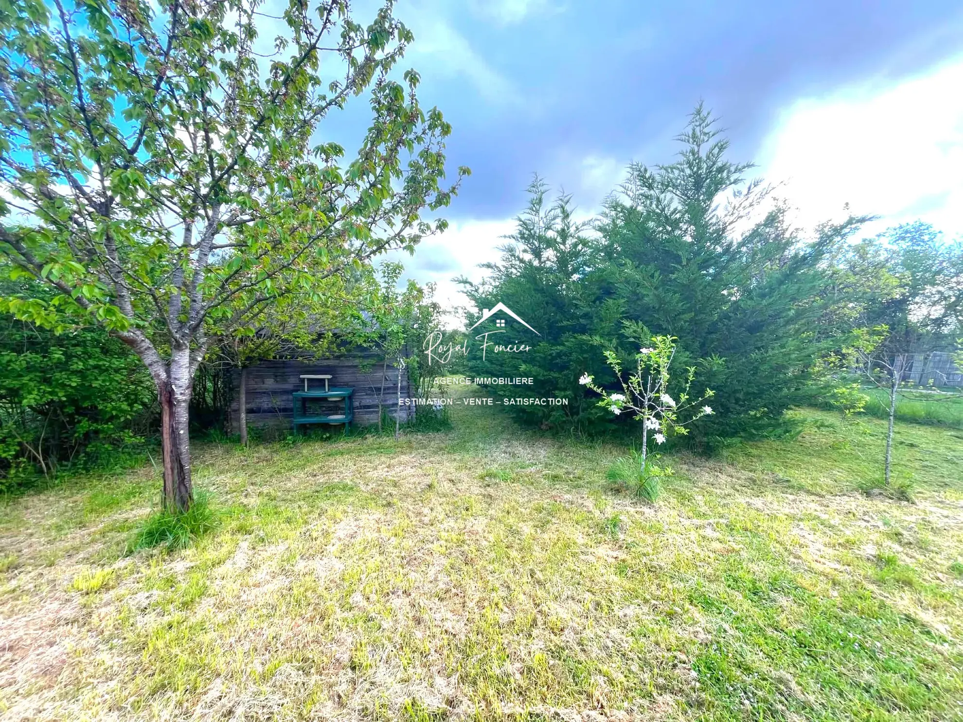 Jardin Maison de campagne authentique à Descartes avec jardin et potentiel de rénovation 
