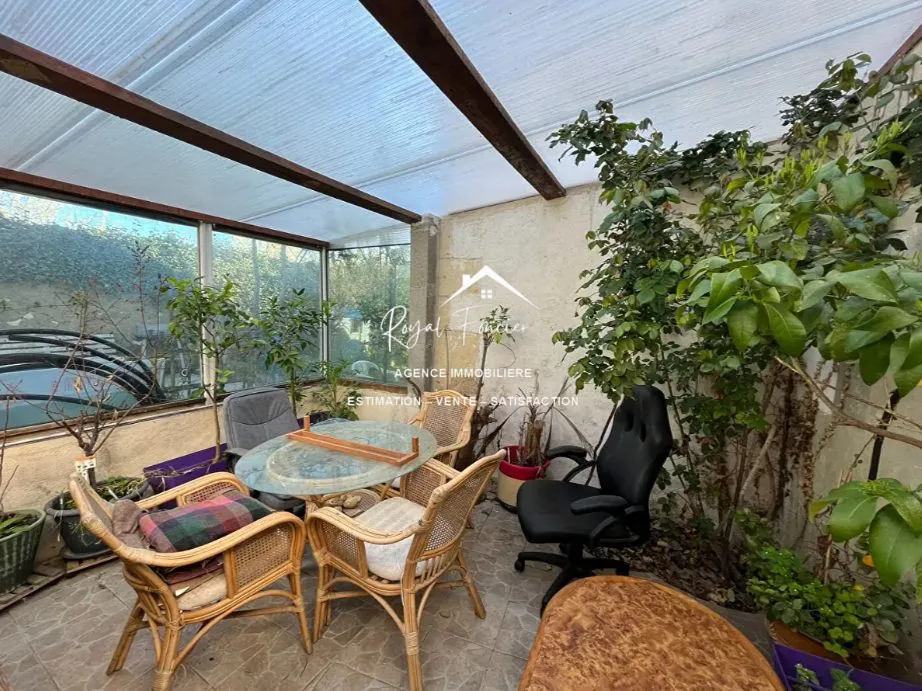 Veranda  Maison de campagne authentique à Descartes avec jardin et potentiel de rénovation 