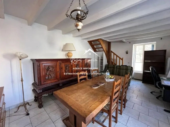 Séjour Maison de campagne authentique à Descartes avec jardin et potentiel de rénovation