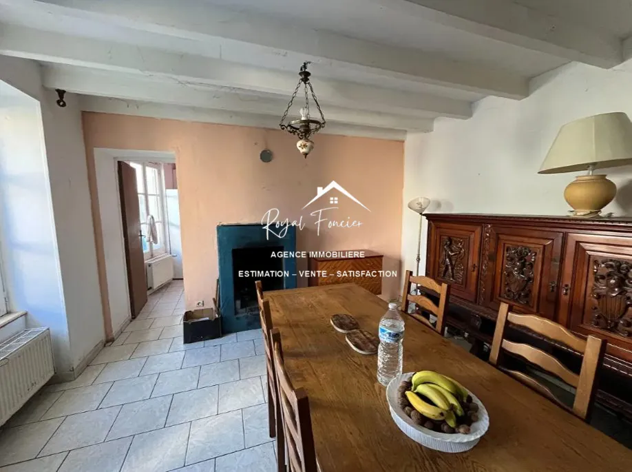 Maison de campagne authentique à Descartes avec jardin et potentiel de rénovation 