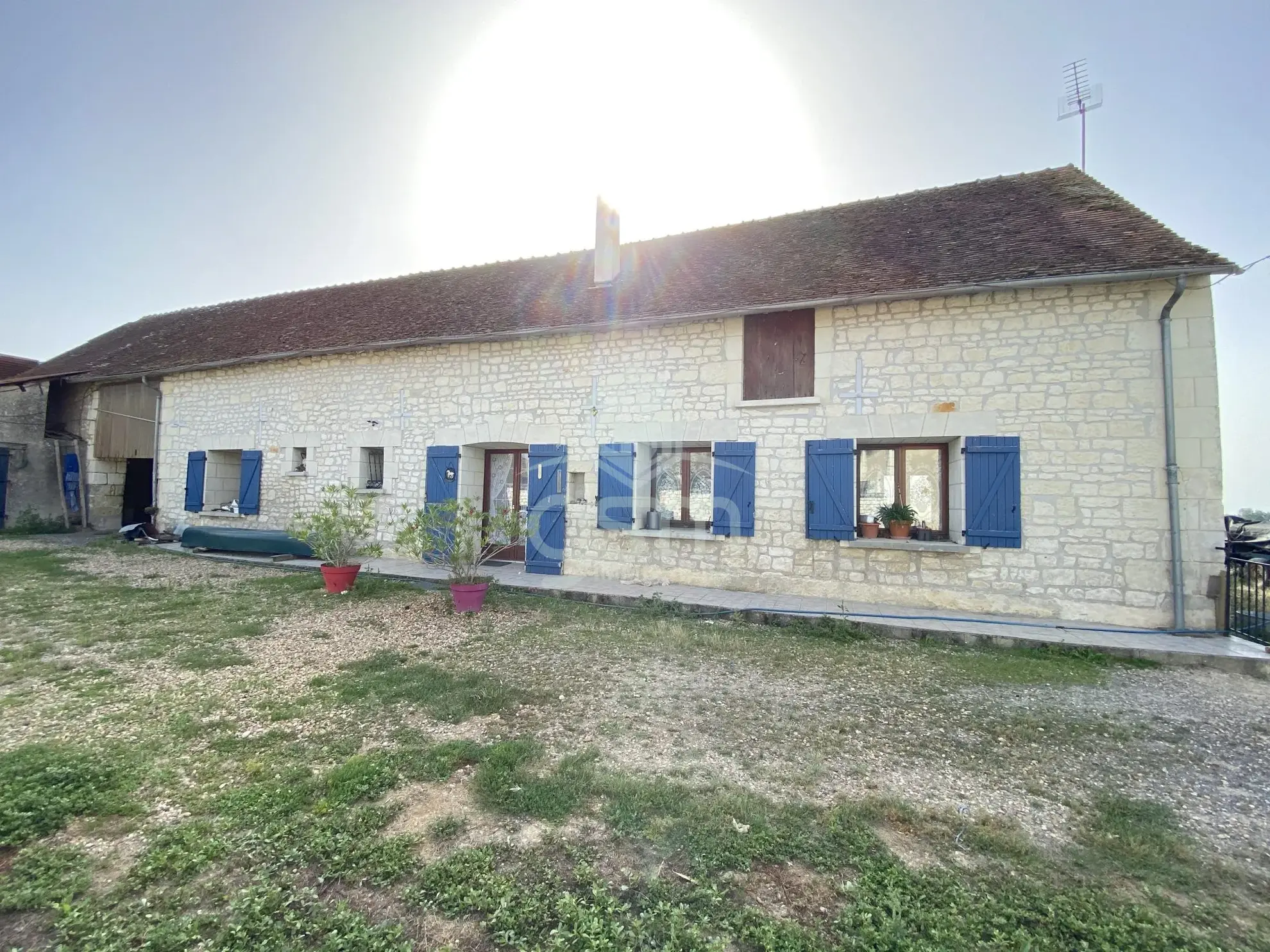Achat corps de ferme avec dépendances à Pouzay, 2600 m² de terrain 