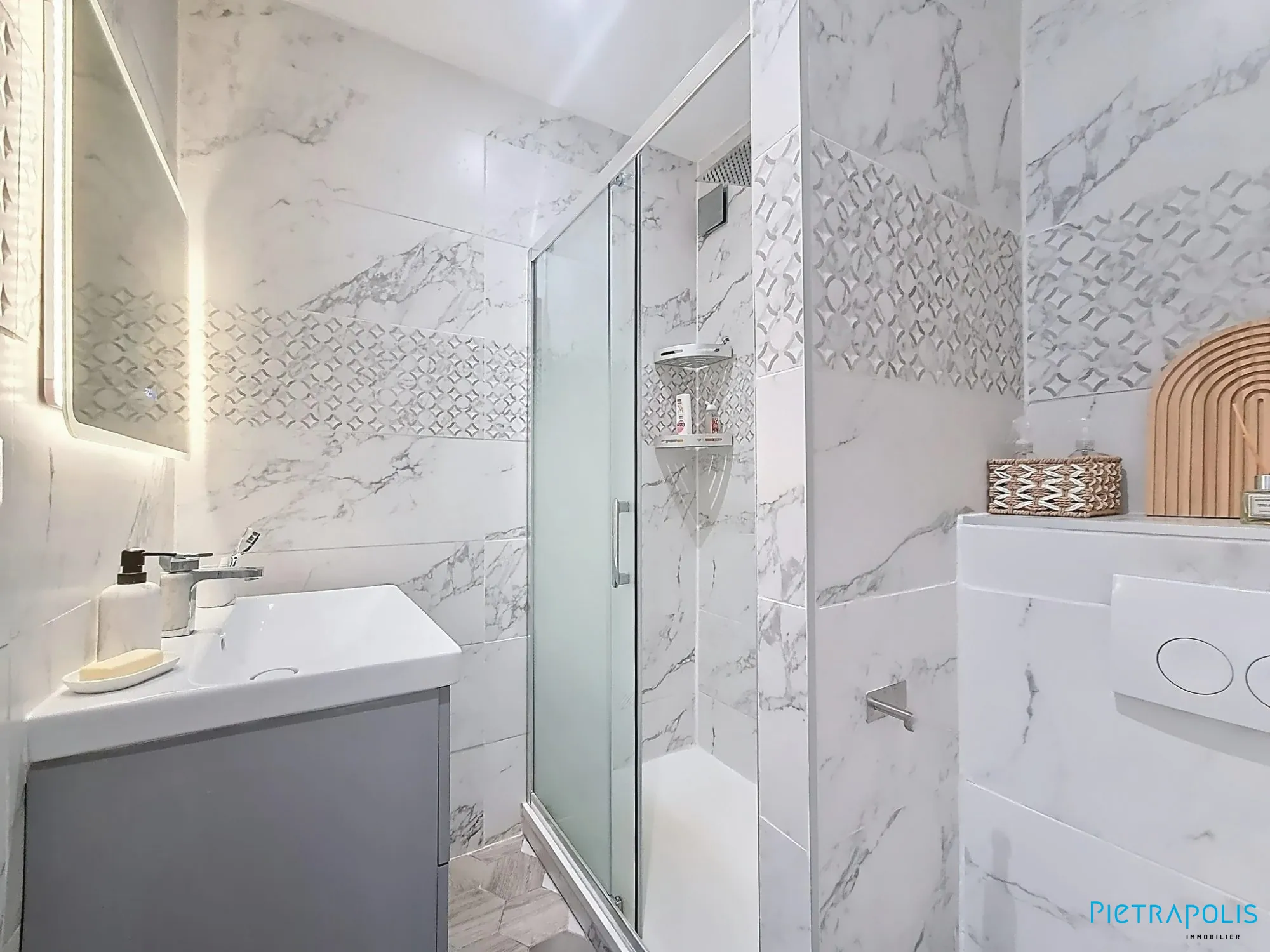 Appartement rénové 1 chambre à Saint-Priest avec cave et parking, lumineux et sécurisé 
