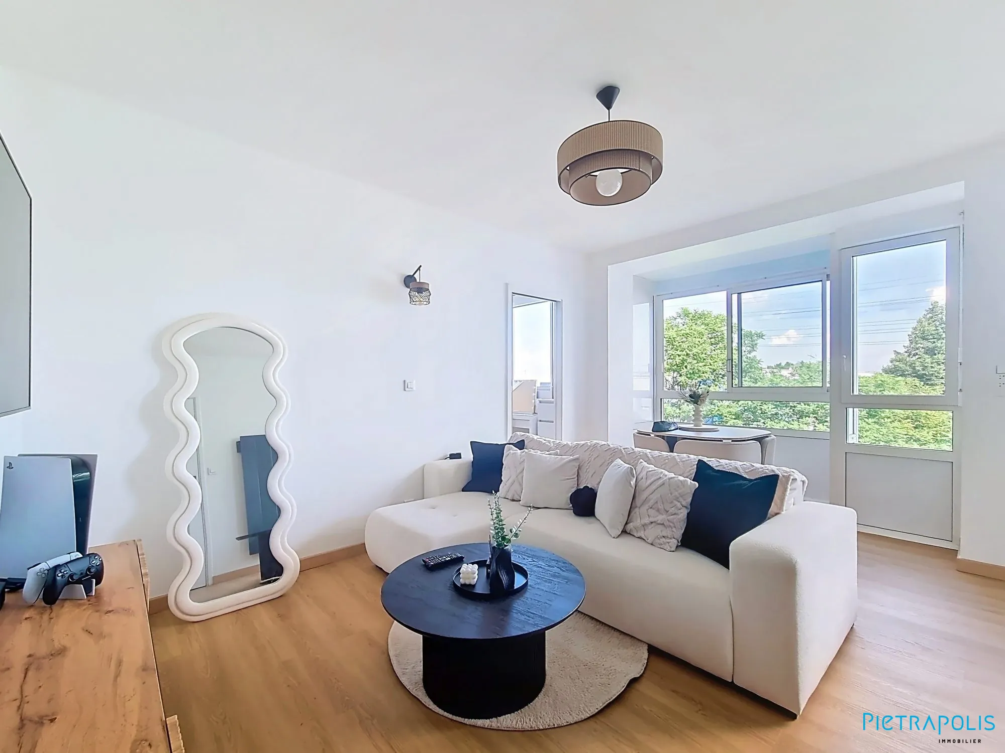 Appartement rénové 1 chambre à Saint-Priest avec cave et parking, lumineux et sécurisé 