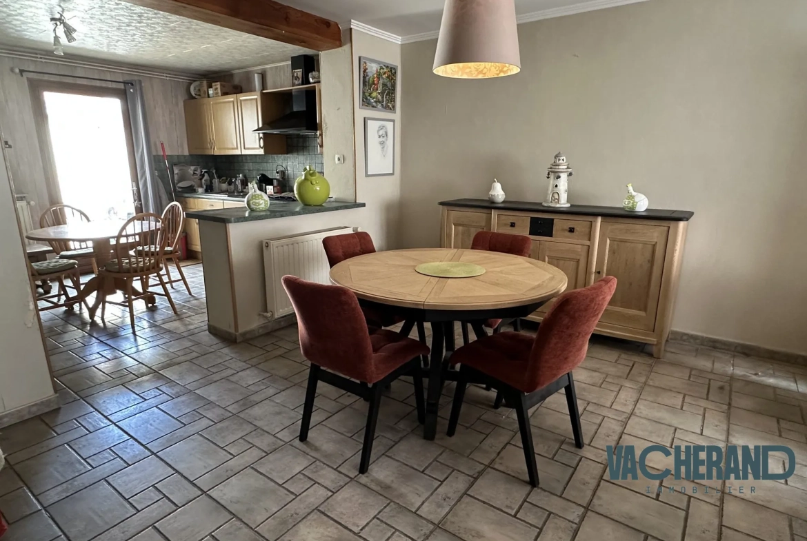 Maison à vendre à Halluin de 81 m² avec cour et 2 chambres, proche commodités 