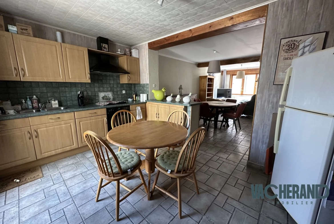 Maison à vendre à Halluin de 81 m² avec cour et 2 chambres, proche commodités 