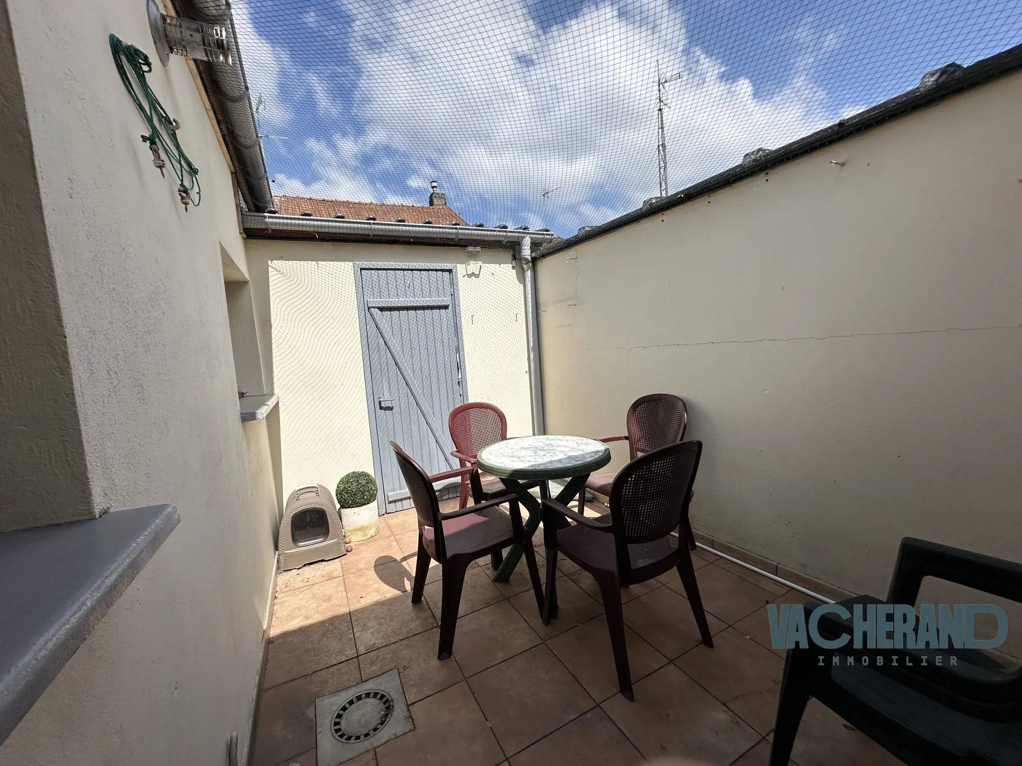 Maison à vendre à Halluin de 81 m² avec cour et 2 chambres, proche commodités 