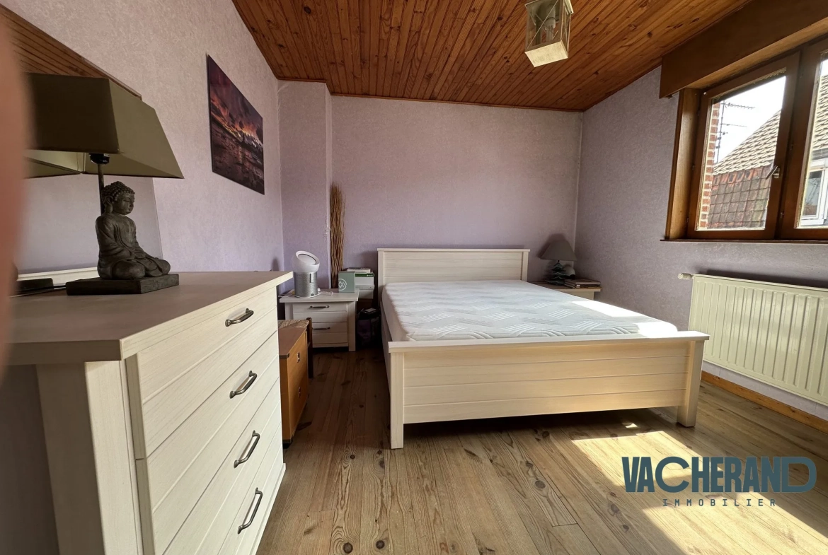 Maison à vendre à Halluin de 81 m² avec cour et 2 chambres, proche commodités 