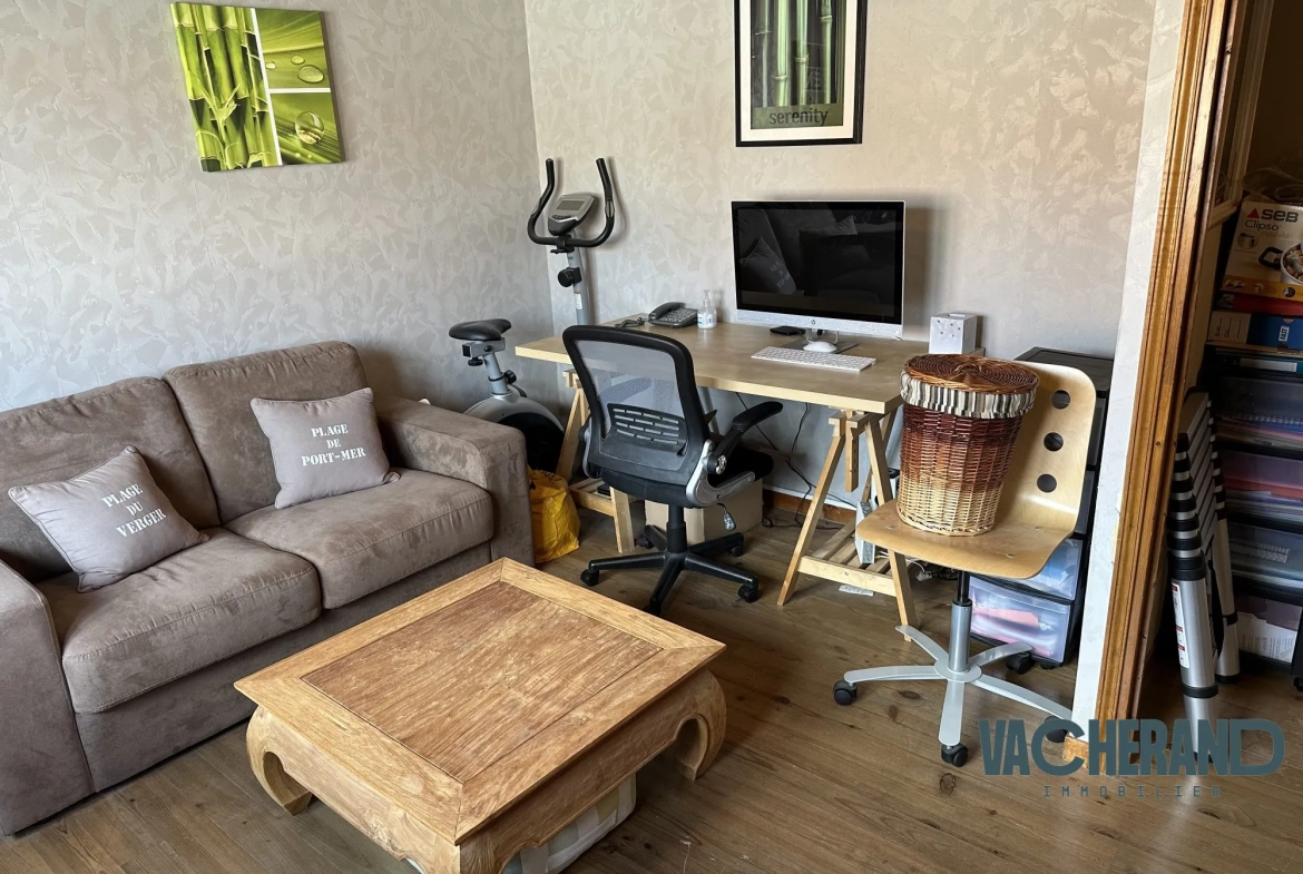 Maison à vendre à Halluin de 81 m² avec cour et 2 chambres, proche commodités 