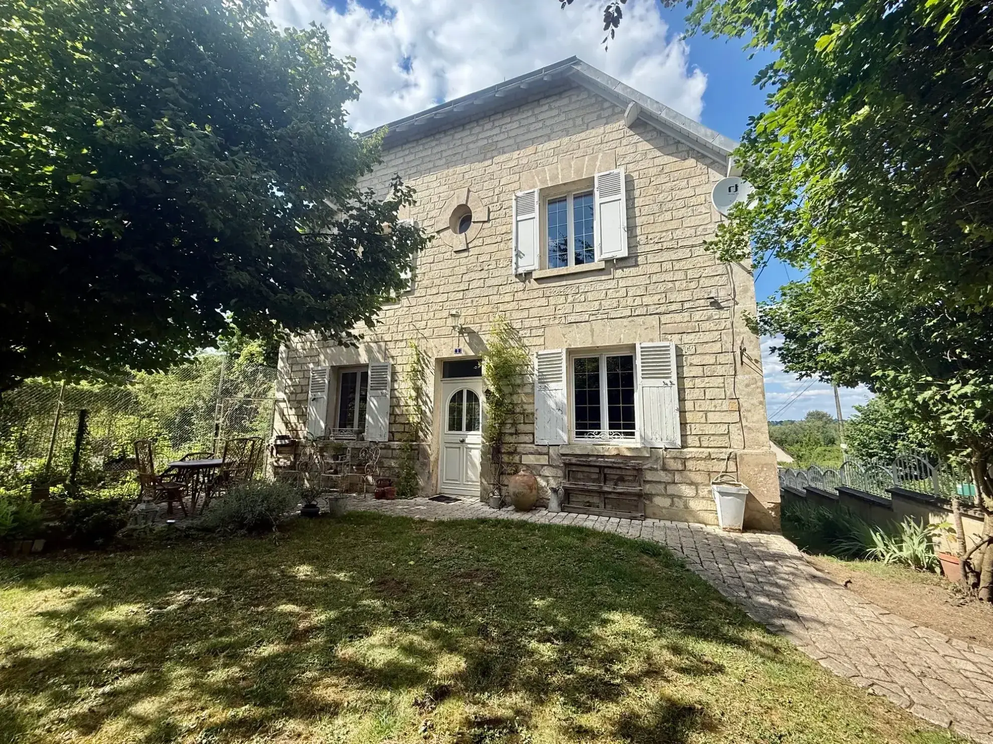 Maison familiale en pierre à 15 minutes de Soissons avec garage et terrain de 500m² 