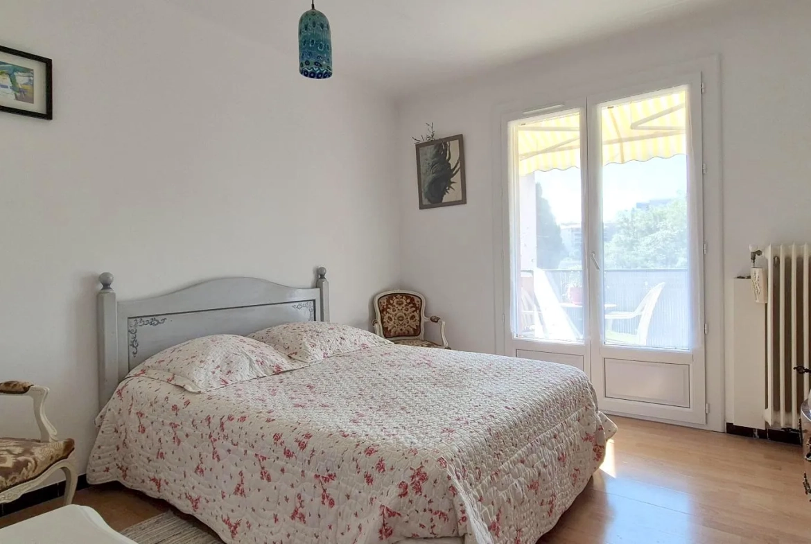Appartement 3/4 pièces à Saint-Raphaël, proche centre et plages, rénové, avec balcon et cave 