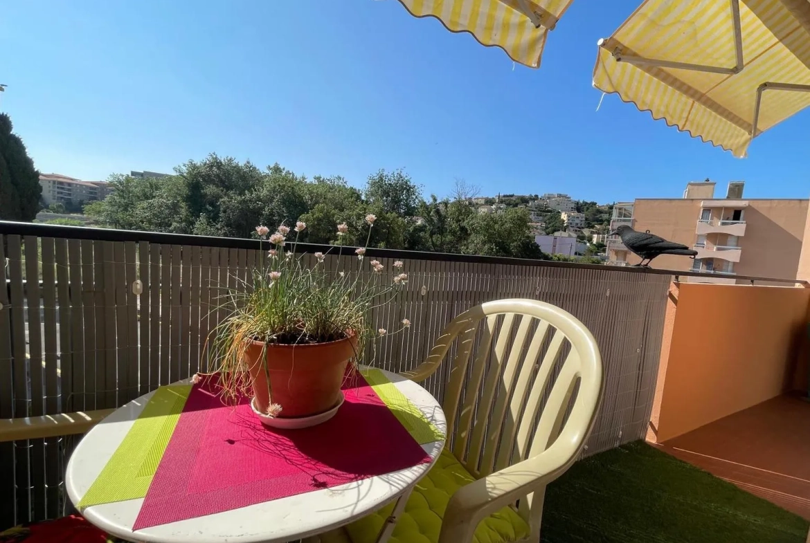 Appartement 3/4 pièces à Saint-Raphaël, proche centre et plages, rénové, avec balcon et cave 