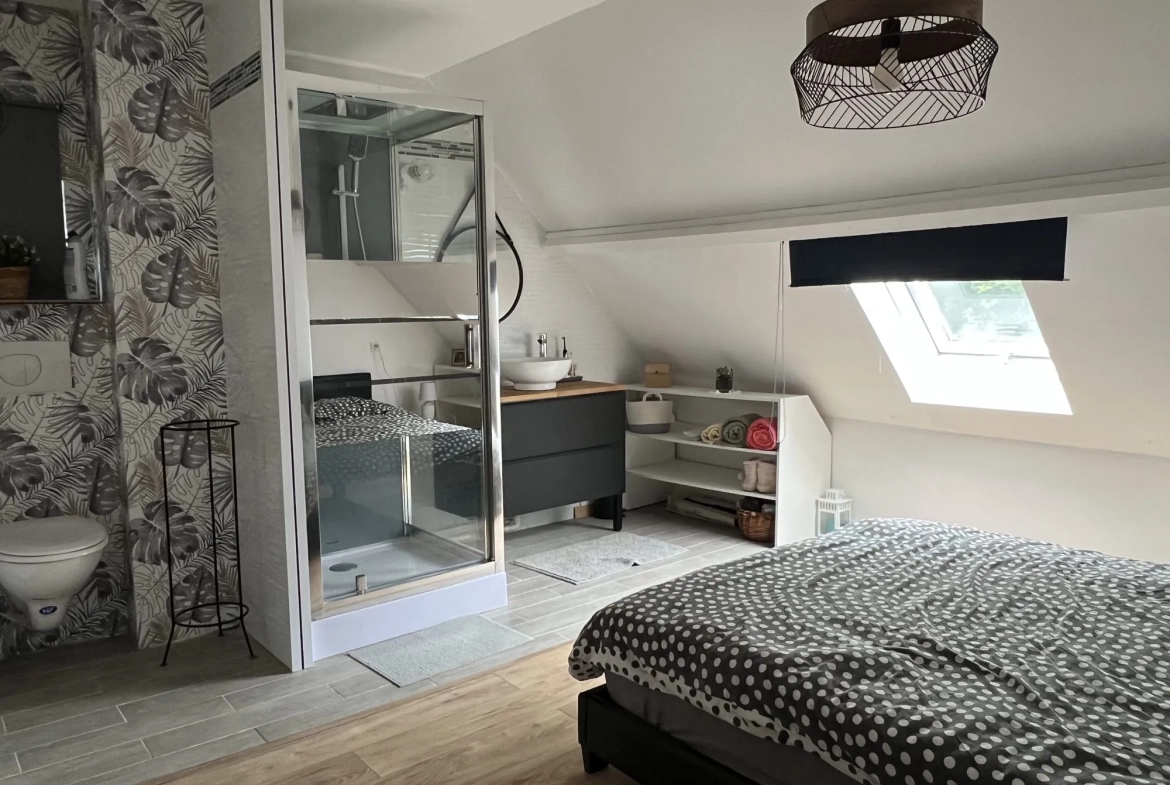 Chambre 4 étage parentale avec salle d'eau et WC Splendide maison 5 chambres en colombage à Briouze, Normandie, avec jardin de 2666 m² 
