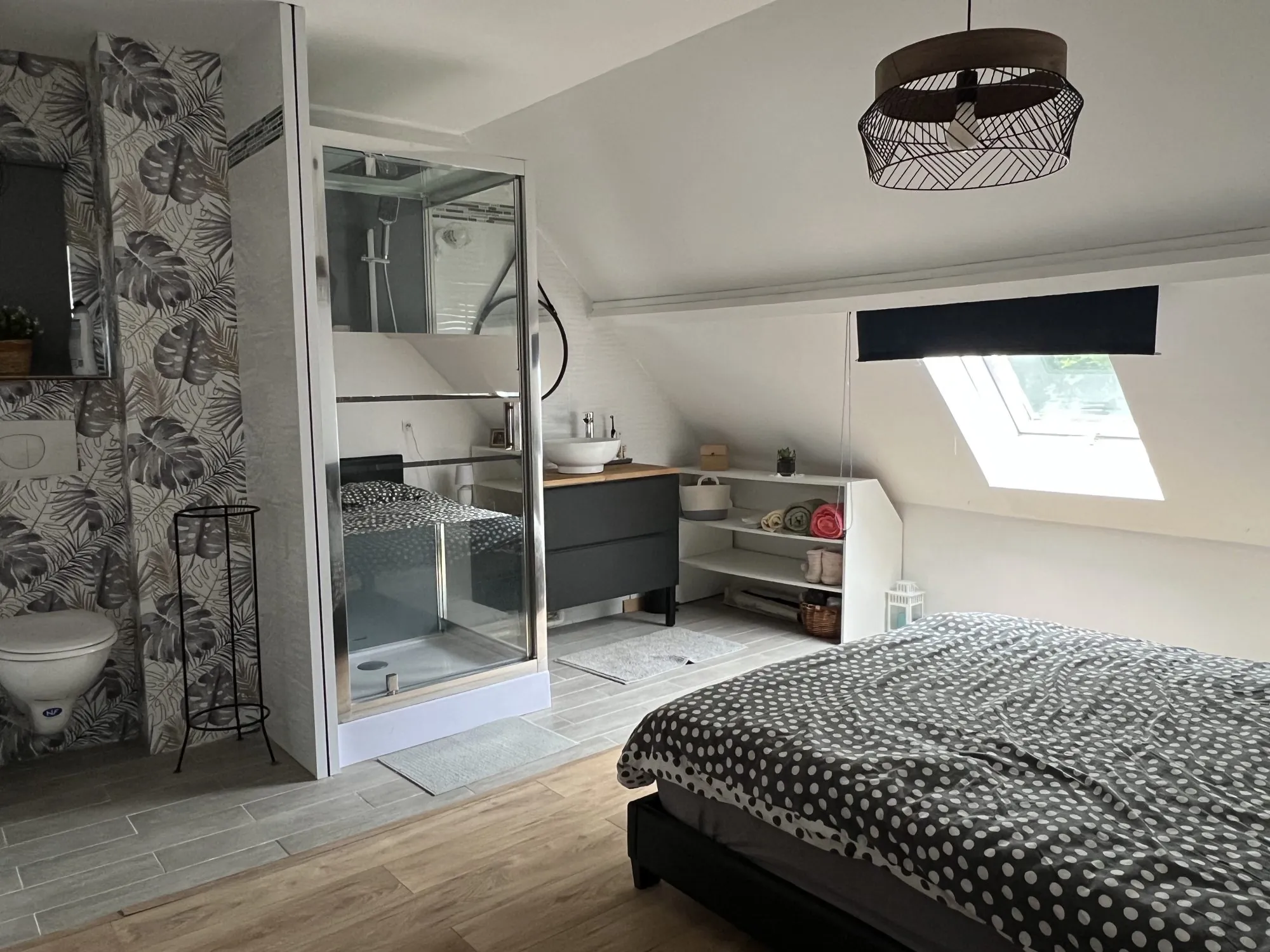 Chambre 4 étage parentale avec salle d'eau et WC Splendide maison 5 chambres en colombage à Briouze, Normandie, avec jardin de 2666 m² 