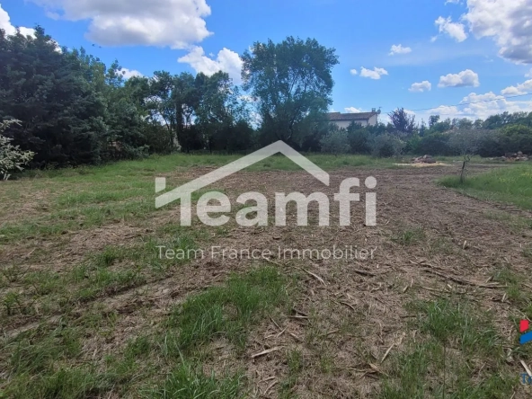 A vendre terrain plat constructible de 1175 m² avec garage à Saint-Julien-les-Rosiers