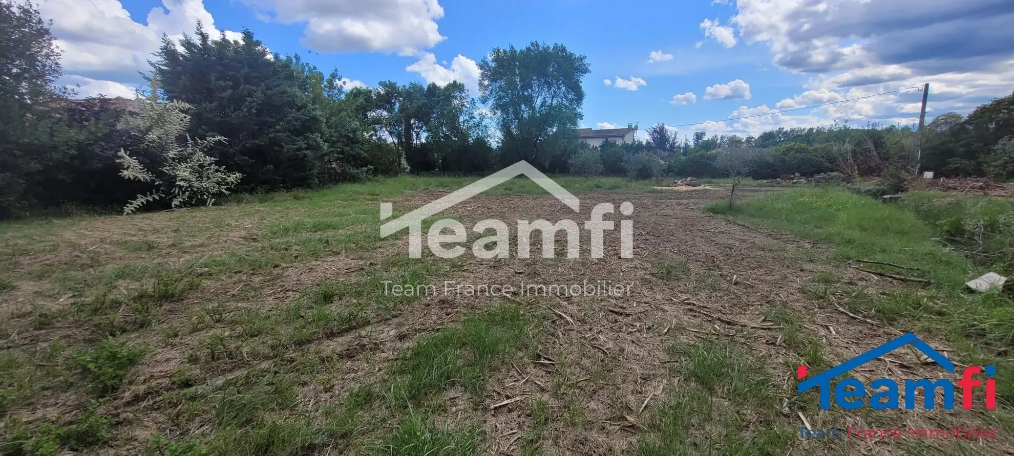 A vendre terrain plat constructible de 1175 m² avec garage à Saint-Julien-les-Rosiers 