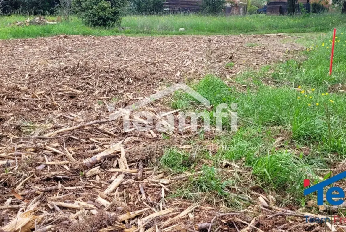 A vendre terrain plat constructible de 1175 m² avec garage à Saint-Julien-les-Rosiers 